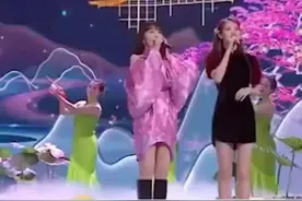湖南春晚惹争议？黄龄李菲儿被曝假唱，此前跨年主持人也看手卡图片
