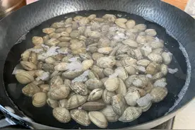 别再用盐水洗花蛤了，教你一招，花蛤吐沙又快又干净，先收藏了图片