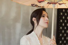 李若彤 白色蕾丝衬衫和蓝色长裙，手撑油纸伞显古典韵味图片