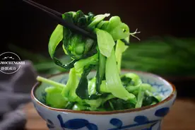 炒青菜时，只要注意这两点，青菜翠绿，不发黑也不发黄，清脆爽口图片