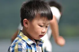 养了三年的儿子，突然发现是别人的儿子，还能养下去吗？图片