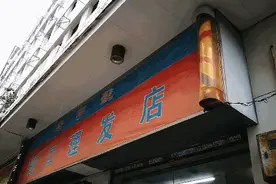 理发店门口的旋转灯柱，为啥都是红蓝白三色？原来大有来头图片