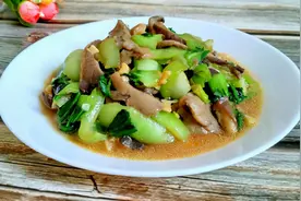 炒油菜时，下锅焯水就错了，难怪油菜出水不好吃，正确做法是这样图片
