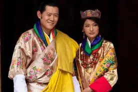 65岁不丹前国王娶4位亲姐妹为妻，天生帅气，和儿子合影像兄弟图片