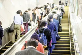中国美女到日本旅游，刚一上电梯，立马被认出是中国人！视频封面