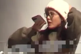 44岁曾黎恋情曝光？与男子当街挽手亲密喂食，体型是对方的一半图片