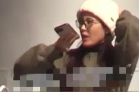 44岁曾黎恋情曝光？与男子当街挽手亲密喂食，体型是对方的一半图片