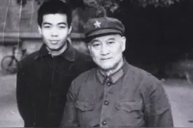 一军医56岁获少将军衔，伟人曾给他一纸条，没想到却救了他的命图片