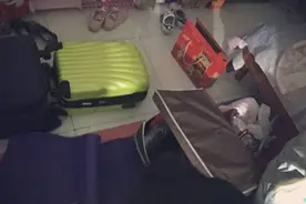 故事：小姨子在我家住半月还不走，妻子怒将她行李扔出，行李散落全傻住图片