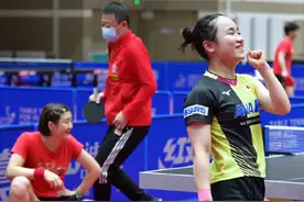 王楠按捺不住赤脚陪练孙颖莎，马琳对攻伊藤美诚，刘国梁真大气图片
