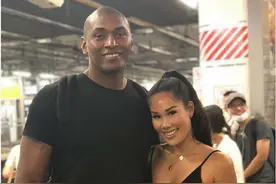 阿泰斯特和娇妻近照，42岁仍一身肌肉，钟爱亚裔姑娘图片