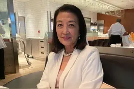马海伦身家过亿常年低调，难得打扮贵气外出，限量版手袋价值不菲图片