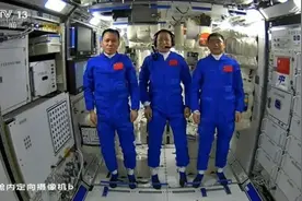 为何宇航员在太空要锻炼？返回地球要人抬？致敬伟大的中国航天人图片