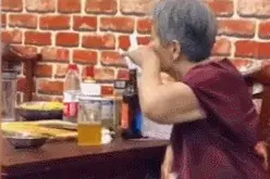 山东80岁老奶奶豪迈喝啤酒，自斟自饮霸气侧漏！她的真实身份曝光图片