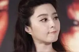 范冰冰脚踩驴蹄鞋被同台的赵丽颖秒杀了 哪怕盛世美颜都救不回！图片