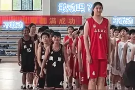 平视姚明的女孩？14岁“小巨人”身高2米26，同学都要仰望她图片