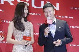 孙红雷娇妻真懂博眼球，穿“液体裙”给老公撑场面，身材不输模特图片
