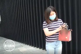花2000多元买的包掉色，女子怒了！商家：请留意吊牌图片