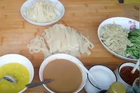 凉皮不用出去买，老左教你详细制作步骤，劲道柔软不开裂图片