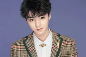 干净帅气的polo衫男孩王俊凯，诠释明朗偶像形象图片