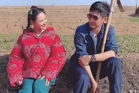 43岁程莉莎穿红袄田边热舞，郭晓东扛锄头接地气，眼神紧盯老婆图片