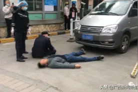 新物业撤出，老物业重新接管小区，业主拒交停车费冲卡撞保安图片