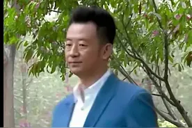 44岁黄海波看望高圆圆，手里拎了一袋子东西，这种友谊好令人羡慕图片