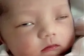 老人说孩子睡觉半睁眼是聪明，也有说是邪气入侵。育儿要讲科学图片