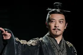44岁影帝富大龙演皇帝，尖下巴消失发福臃肿，却被夸性感迷人？图片