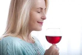 每晚喝一小杯红酒，到底是养生还是伤身？医生一文说清楚图片