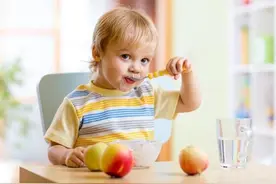 孩子不愿吃饭，老人忙在身后“加餐”，7招喂饭方式令父母头疼图片