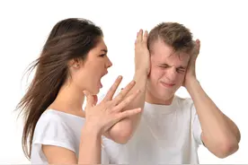 老婆洗澡时，我帮她看了手机短信，内容为：在忙吗，想你了图片