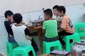五个小学生聚餐吃火锅走红，神似大人逗笑网友：等下谁结账？图片