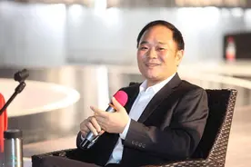 浙江放牛娃，26岁身价千万，成汽车大佬，却被妻子抛弃，为啥？图片