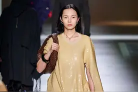 雎晓雯今年太受宠！果然好身材什么衣服都能驾驭，皮衣外套太飒了图片