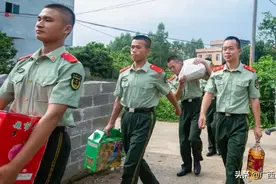 “00后”新兵与老英雄同框的这一幕，上新闻联播了！图片