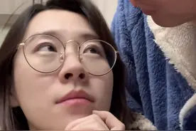 小说：她却突然脸红忸怩起来：“人家不会啦”图片