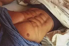 如果你不知道怎样练腹肌，就从这4个动作开始吧图片