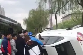 点赞！太原一女公交司机霸气停车，救助侧翻轿车被困司机图片