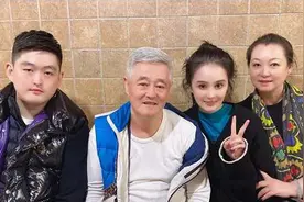 东北小品王赵本山：4个亲生子女，却同父不同命图片