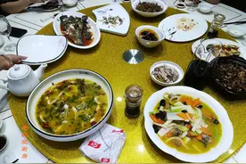 朋友来启东谈生意请我们吃饭，八个人点了十六道菜，真的又吃撑啦图片