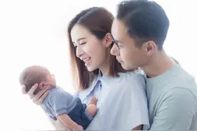 恭喜！TVB花旦沈卓盈宣布产子，富豪老公陪进产房，亲手剪脐带图片