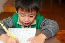 小学生考场上焦急大哭，因名字有103笔画，监考老师：我也帮不了图片