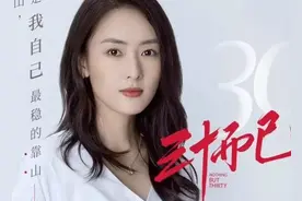 35岁童瑶被围堵车内，却有女粉丝当场发飙，愤怒向车里扔东西图片
