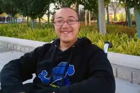 因生活不能自理，甘肃648分考生带着妈妈上清华，4年过去他怎样了图片