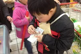 孙子打碎超市一盒鸡蛋，员工要求10倍赔偿，奶奶的一番话很解气图片