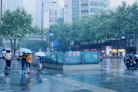 今天依然有雨，下班早点回家！图片