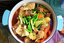 美食推荐：排骨炖时蔬，马哈鱼炒芦笋，土豆炒芹菜 ，骨头萝卜汤图片