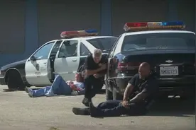中国56冲锋枪曾把美国警察打崩溃！美警为什么一言不合就开枪？图片