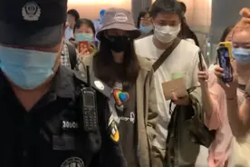 张小斐现身机场被路人抓拍，超短裤下显超细双腿，由俩助理扶着走图片